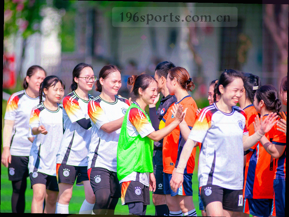 电玩城霓虹反射下的换桌区域，低角度斜向构图